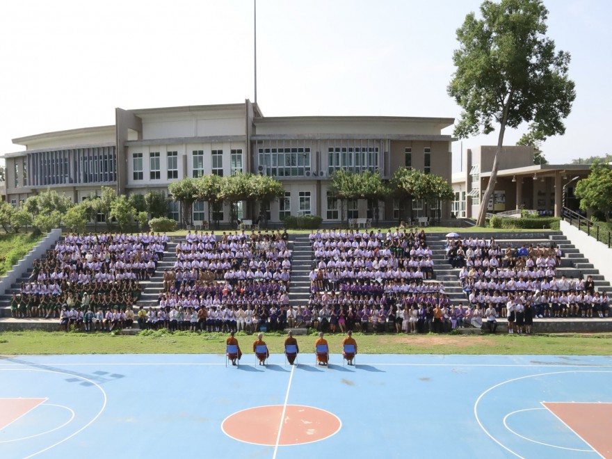ตักบาตรรับอรุณดรุณสาธิตพะเยา ฮับขวัญน้องหล้าสาธิตพะเยา “รุ่นที่ 13"
