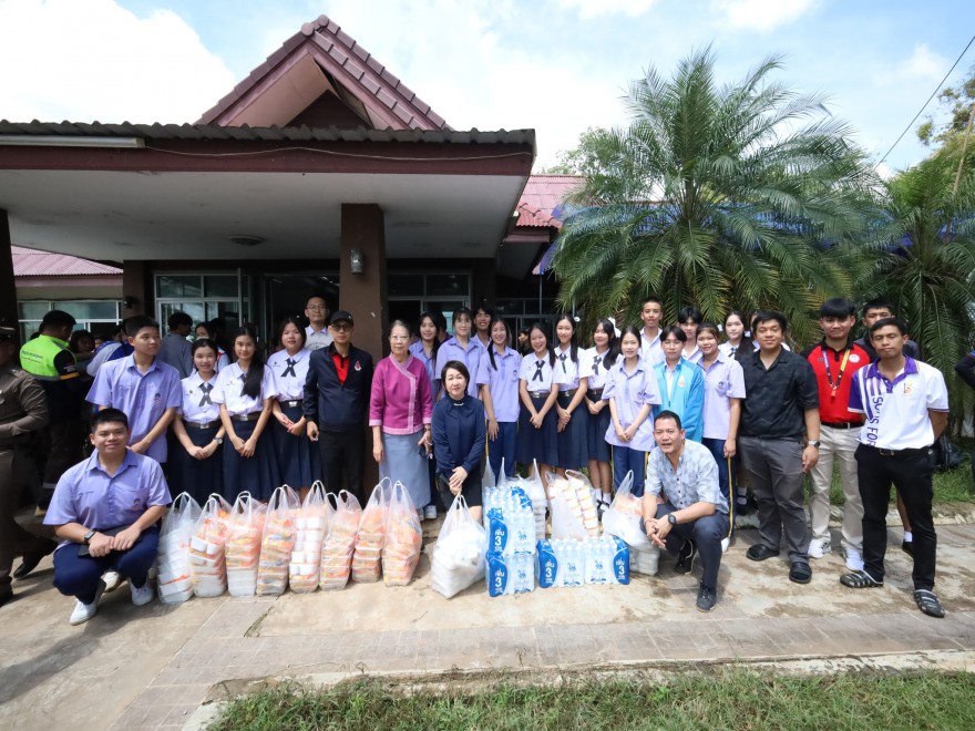 โรงเรียนสาธิต มพ. ร่วมด้วยช่วยผู้ประสบอุทกภัยบริเวณหน้ามหาวิทยาลัยพะเยา