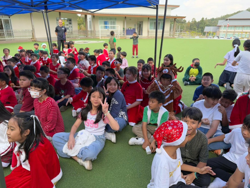 จัดกิจกรรมแลกของขวัญให้แก่นักเรียนระดับชั้นประถมศึกษา