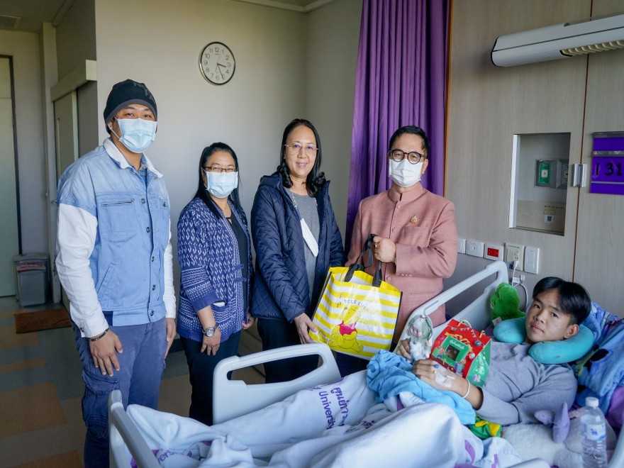 คณะผู้บริหารห่วงใย เข้าเยี่ยมดูอาการและให้กำลังใจนักเรียน