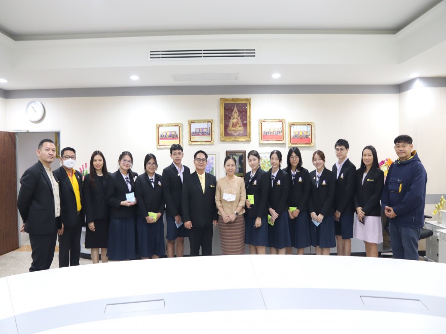 อธิการบดีมหาวิทยาลัยพะเยา สร้างขวัญกำลังใจให้แก่นักเรียนก่อนเดินทางเข้าร่วมนำเสนอผลงานทางวิชาการ ในงานประชุมวิชาการระดับนานาชาติ