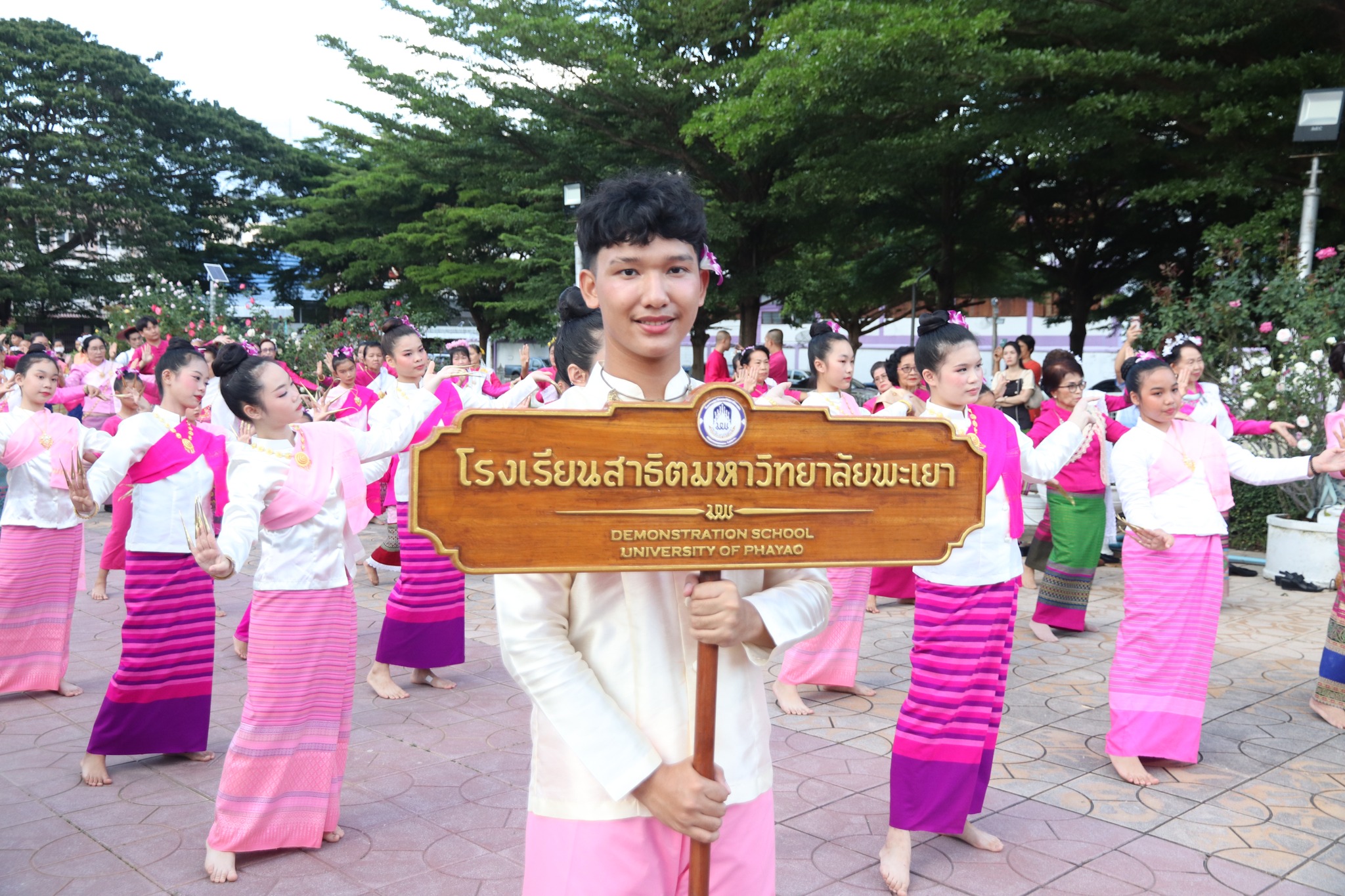 ร่วมฟ้อนจิตอาสาสักการะศาลหลักเมือง ในโอกาสวันครบรอบก่อตั้งจังหวัดพะเยา