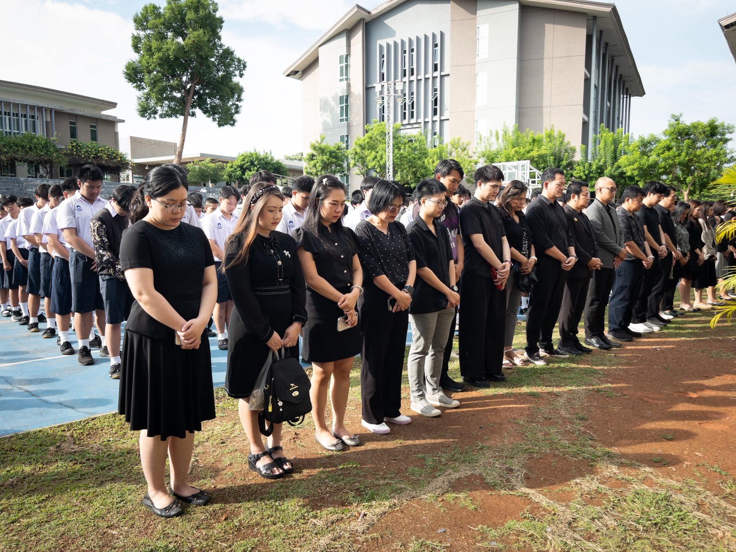 โรงเรียนสาธิต มพ. ยืนสงบนิ่งเพื่อแสดงความอาลัยแก่การจากไปของ ดร.อุทุมพร ศักดิ์โสภิน อาจารย์กลุ่มสาระการเรียนรู้ภาษาต่างประเทศ